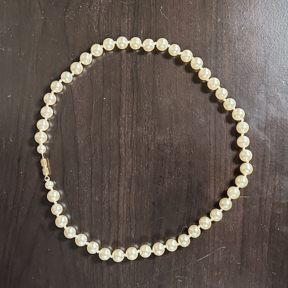 Vintage Faux Pearl Necklace - Picture 2 of 4